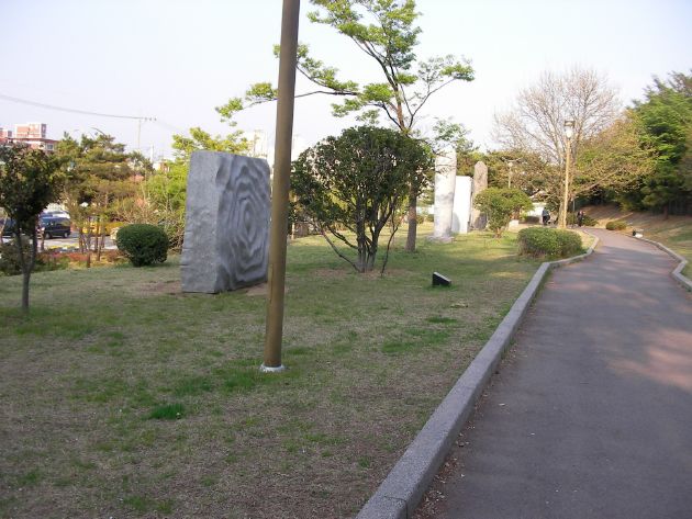 UN彫刻公園内の歩道